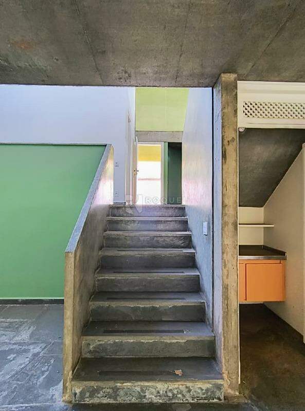 Casa Comercial para aluguel no bairro Vila Claudia: Escada
