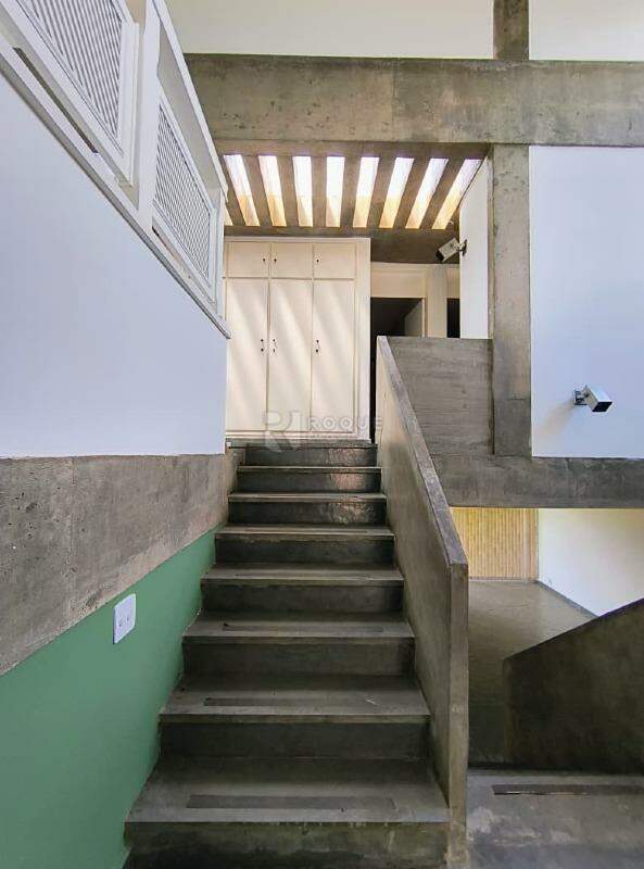Casa Comercial para aluguel no bairro Vila Claudia: Escada 