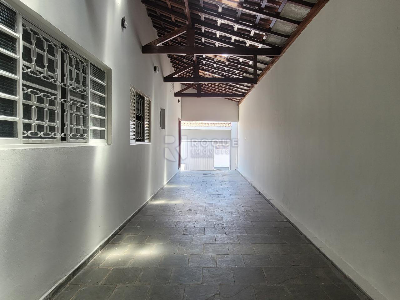 Casa Residencial para aluguel no bairro Jardim São Lourenço: Garagem fundos