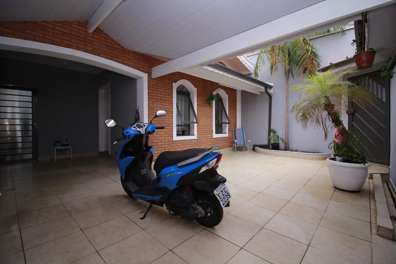 Casa Residencial à venda no bairro Jardim Bartolomeu Grotta: Garagem - Entrada