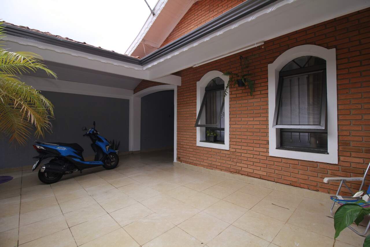 Casa Residencial à venda no bairro Jardim Bartolomeu Grotta: Garagem - Entrada