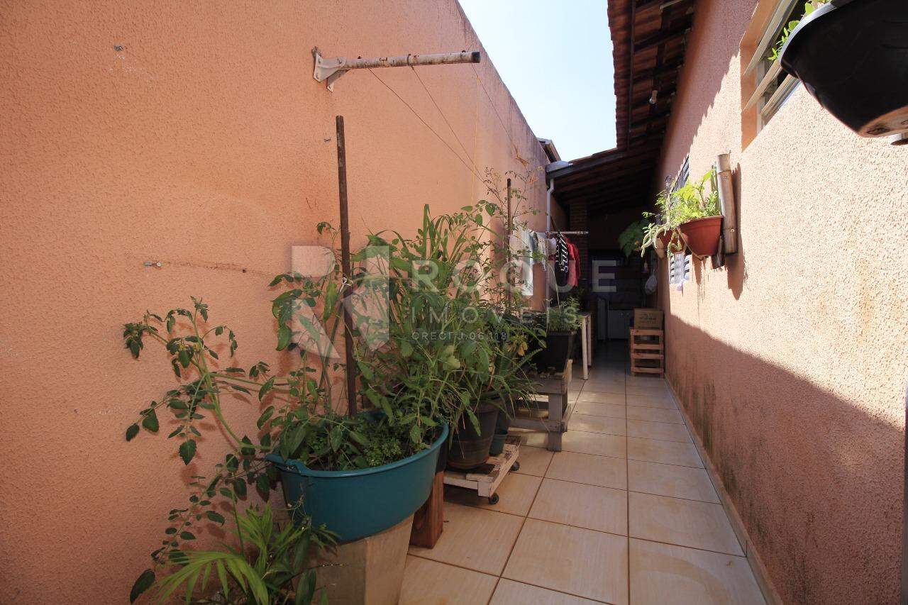 Casa Residencial à venda no bairro Parque Residencial Aeroporto: Corredor Lateral / Área de Serviço