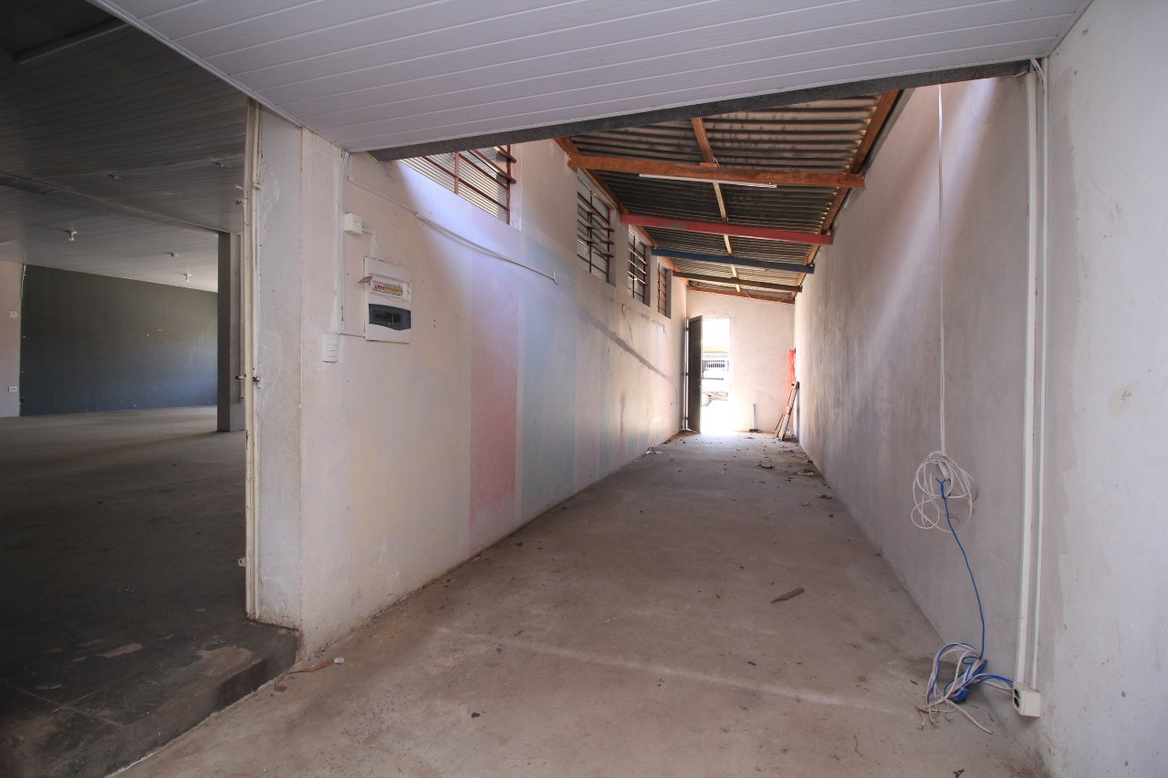 Barracão/Galpão à venda no bairro Jardim São Francisco: Corredor Lateral