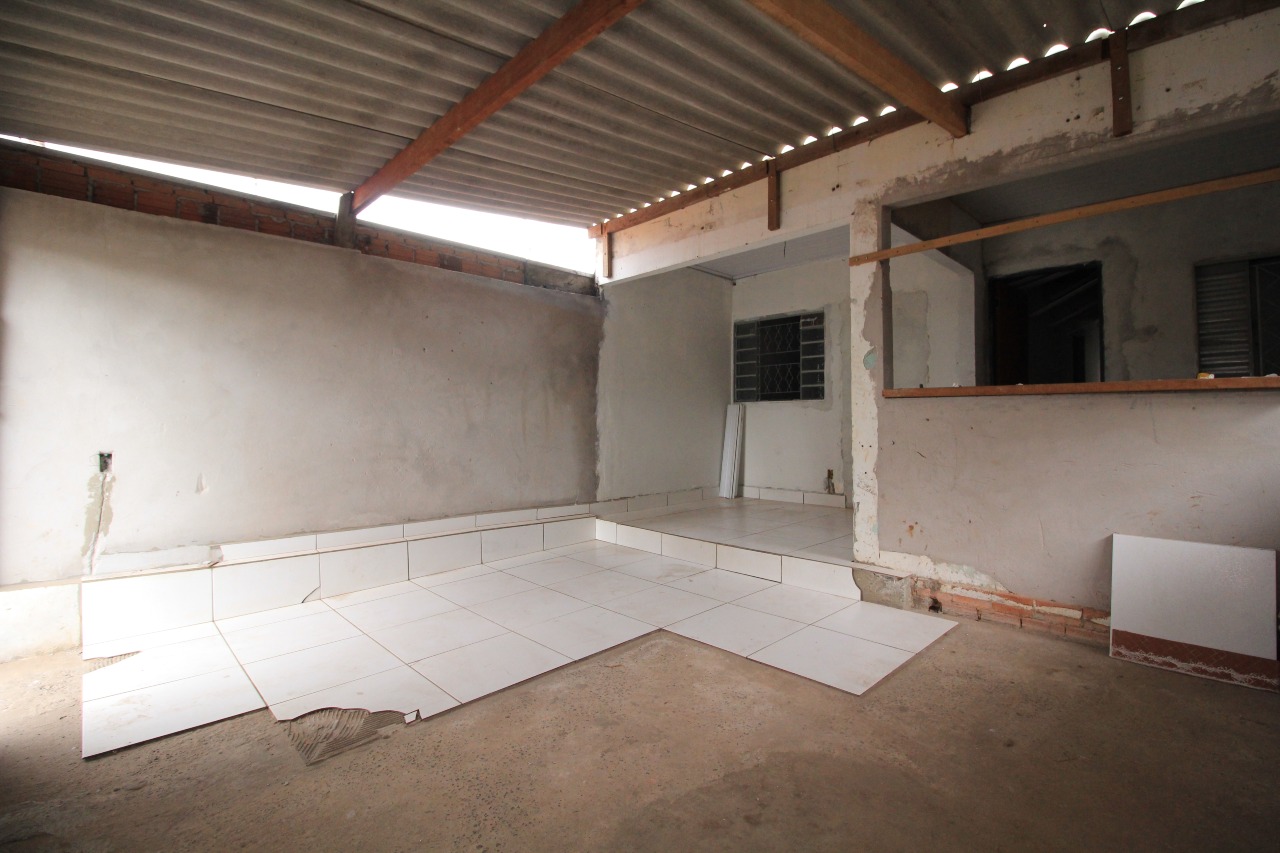 Casa Residencial à venda no bairro Jardim Lagoa Nova: GARAGEM / ENTRADA