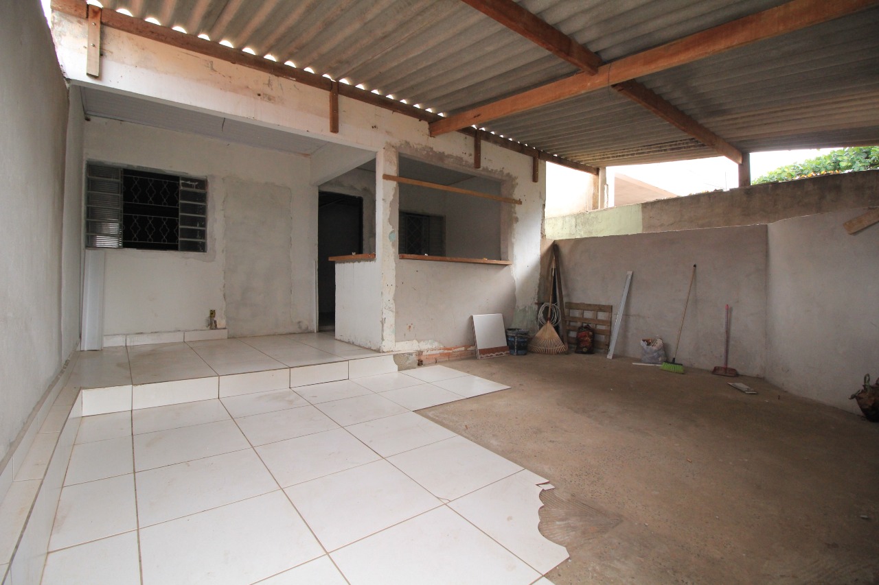 Casa Residencial à venda no bairro Jardim Lagoa Nova: GARAGEM / ENTRADA