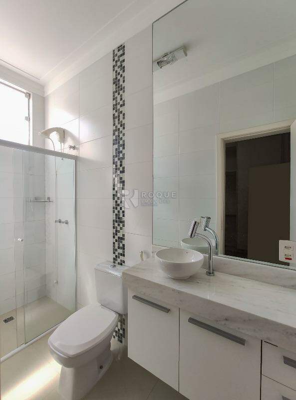 Casa em condomínio para aluguel no bairro Residencial Jardim dos Ipês: WC Suíte 2