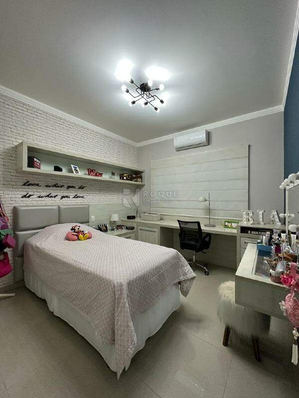 Casa em condomínio à venda no bairro Residencial Jardim dos Ipês: 