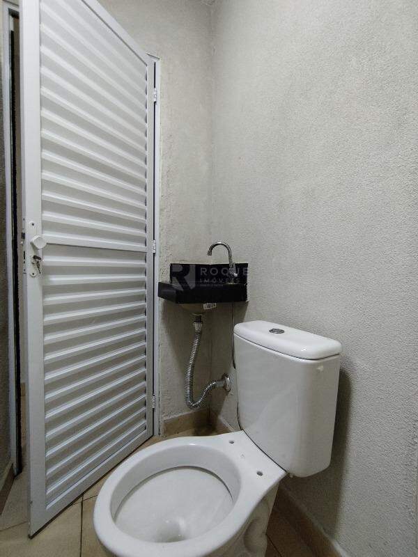 Casa Residencial para aluguel no bairro Conjunto Habitacional Tancredo Neves: WC fundo 