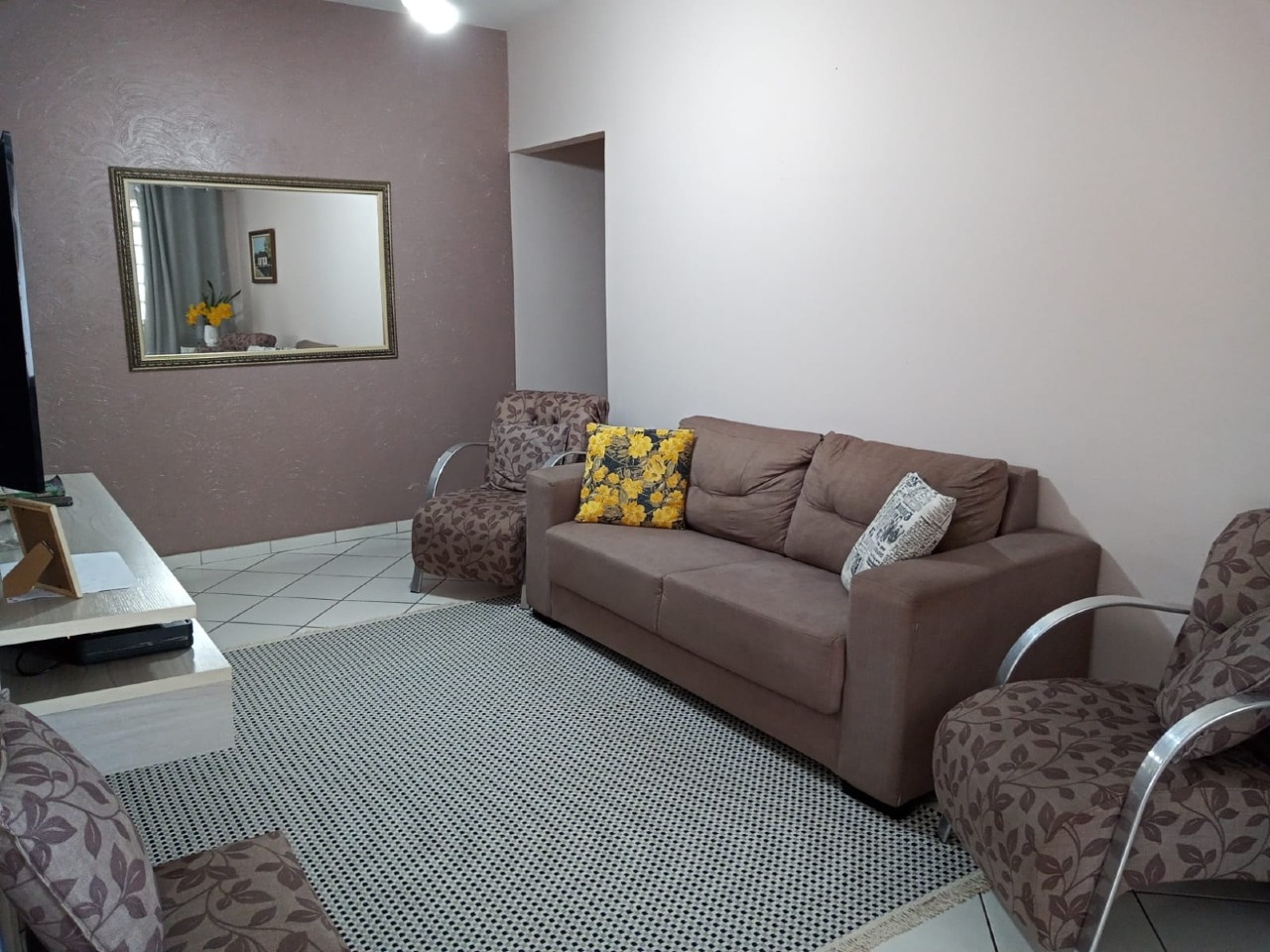 Casa Residencial à venda no bairro Vila Queiroz:   CASA 1 SALA