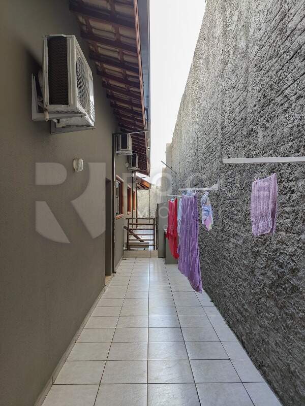 Chácara à venda no bairro Jardim Residencial Recanto Alvorada: Corredor fundo 