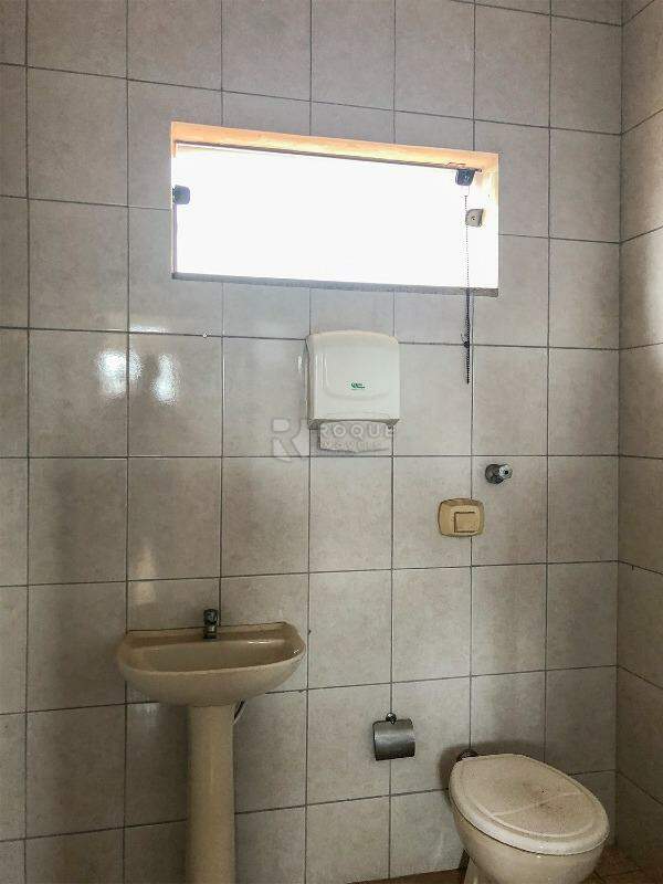 Salas/Conjuntos para aluguel no bairro Vila Cristovam: WC 1 em comum 