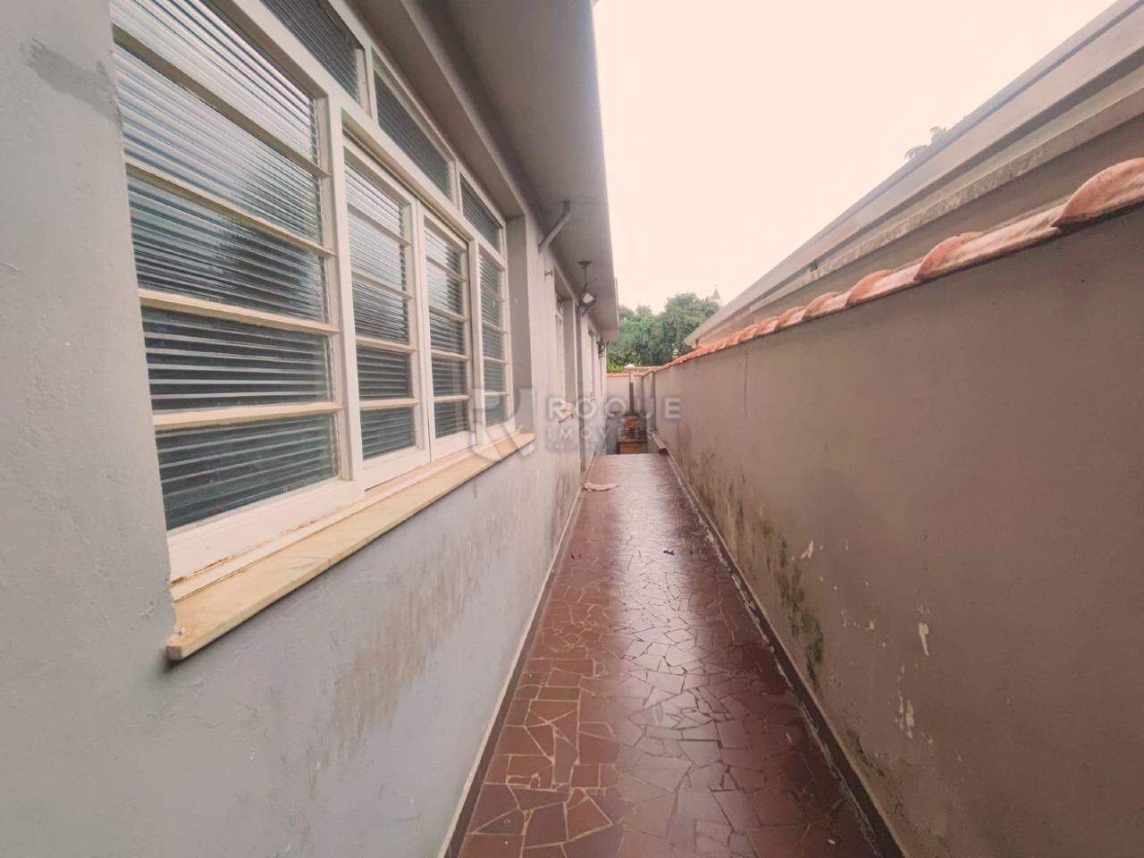 Casa Residencial para aluguel no bairro Centro: Quintal