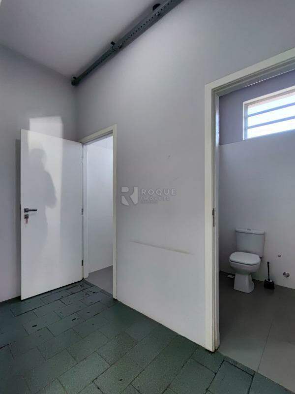 Salão para aluguel no bairro Vila Esteves: Hall wc