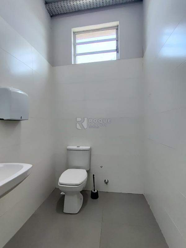 Salão para aluguel no bairro Vila Esteves: Wc social 02