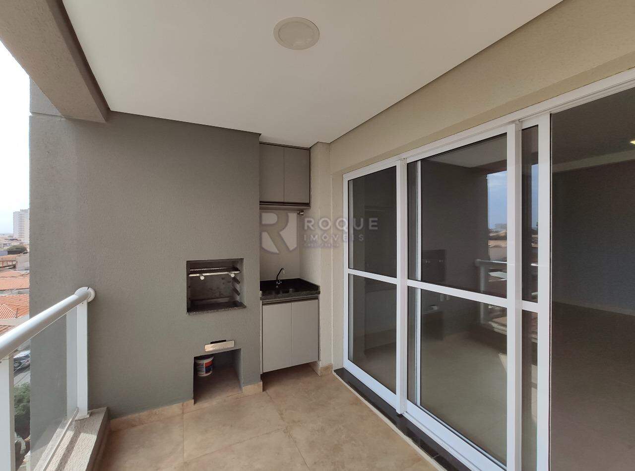 Apartamento para aluguel no bairro Vila Cristovam: Sacada 