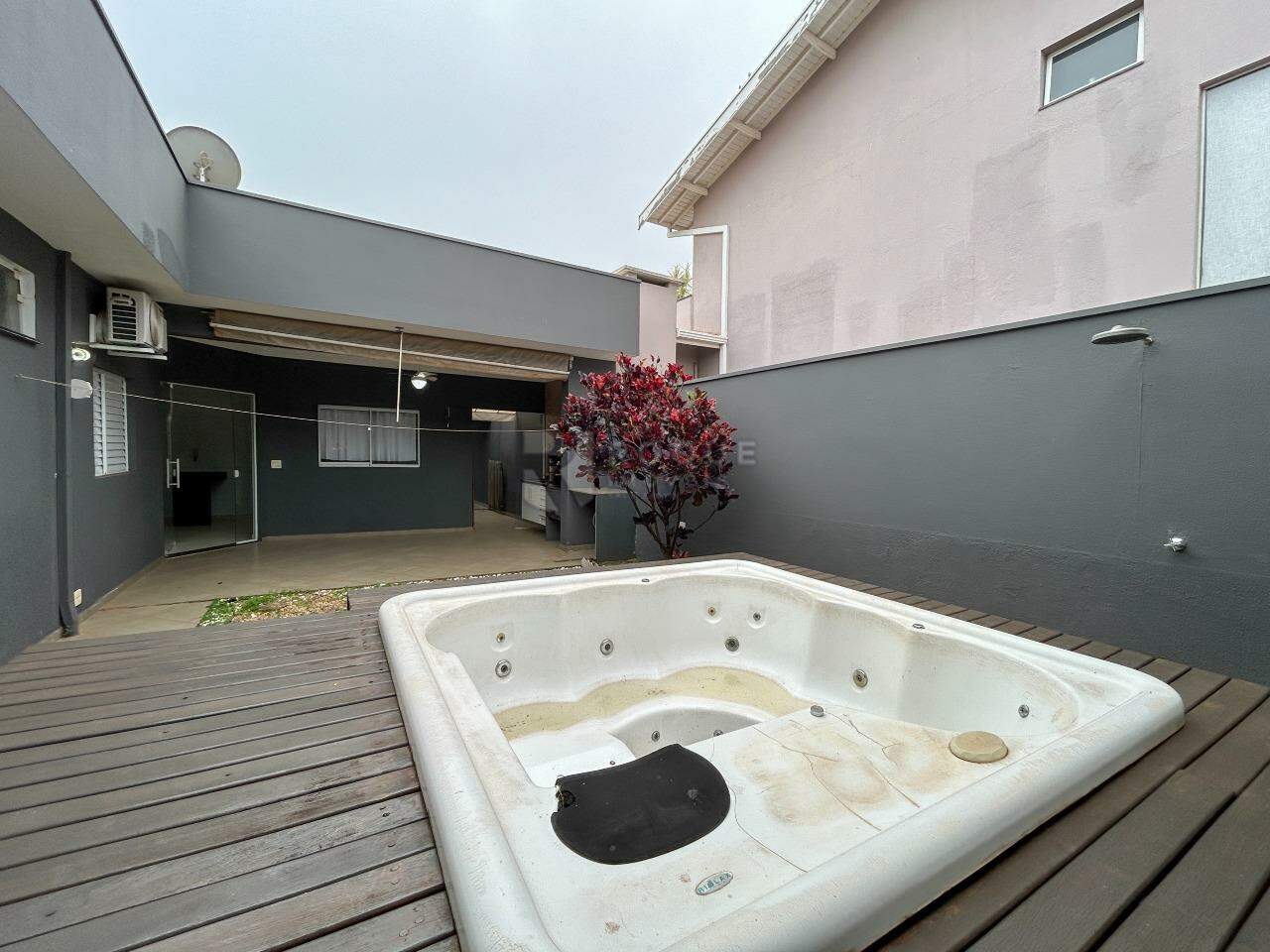 Casa em condomínio para aluguel no bairro Parque Residencial Roland: Fundo / Hidromassagem 