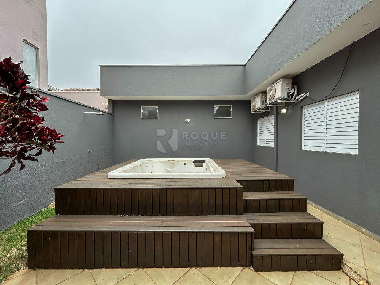 Casa em condomínio para aluguel no bairro Parque Residencial Roland: Hidromassagem 