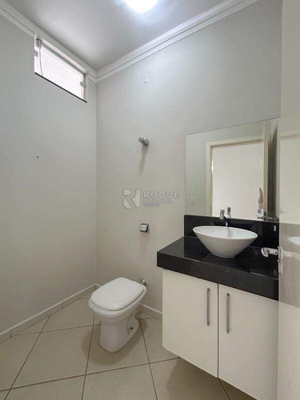 Casa em condomínio para aluguel no bairro Parque Residencial Roland: Lavabo