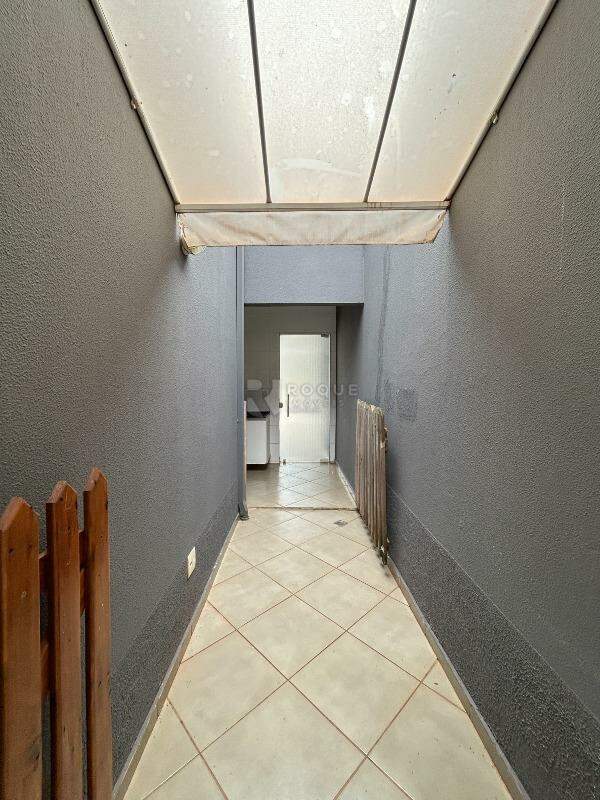 Casa em condomínio para aluguel no bairro Parque Residencial Roland: Corredor 