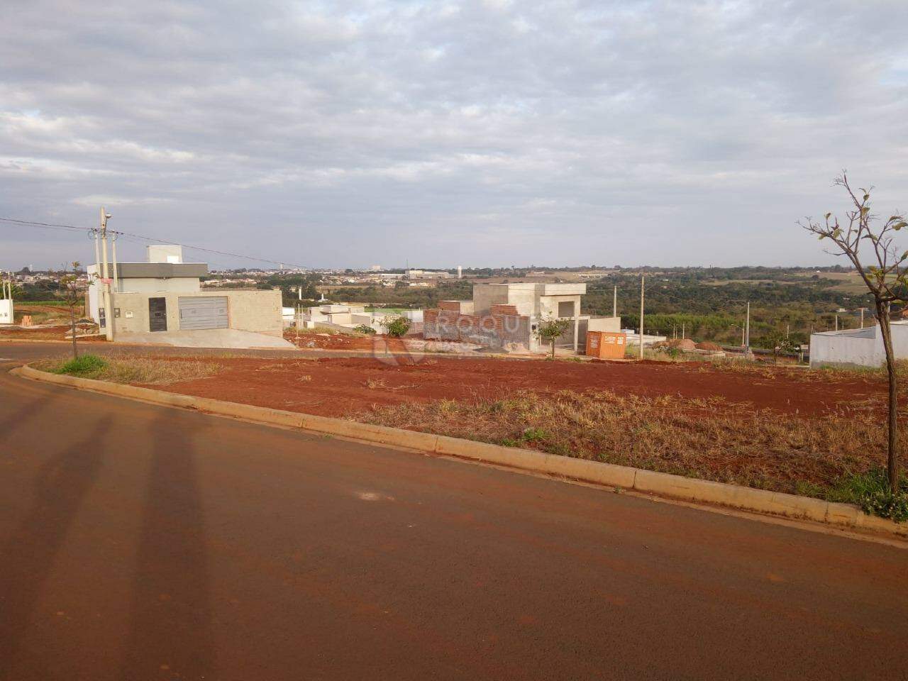 Terreno à venda no bairro Residencial Colinas do Engenho I: 