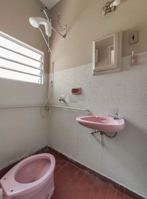 Casa Residencial para aluguel no bairro Vila Claudia: WC suíte fundo