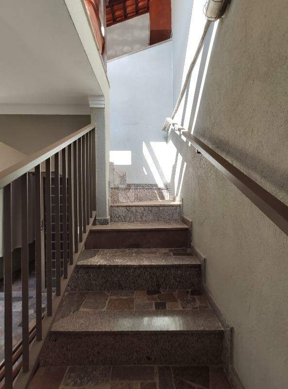 Casa Residencial para aluguel no bairro Vila Santa Lucia: Escada 