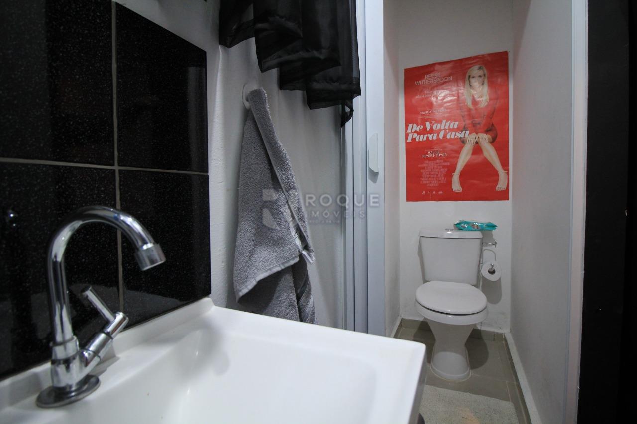 Casa Residencial à venda no bairro Jardim São Roque: banheiro da sala de cinema