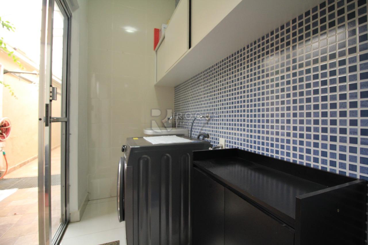 Casa Residencial à venda no bairro Jardim São Roque: Lavanderia
