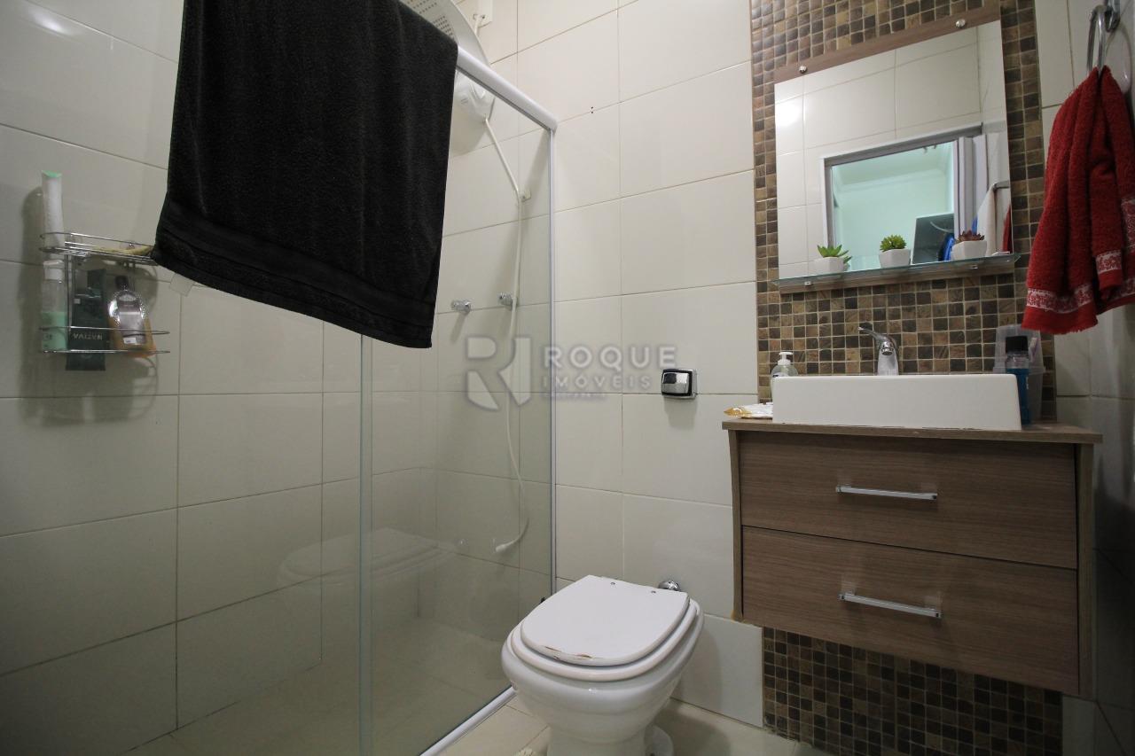 Casa Residencial à venda no bairro Jardim São Roque: banheiro da suíte