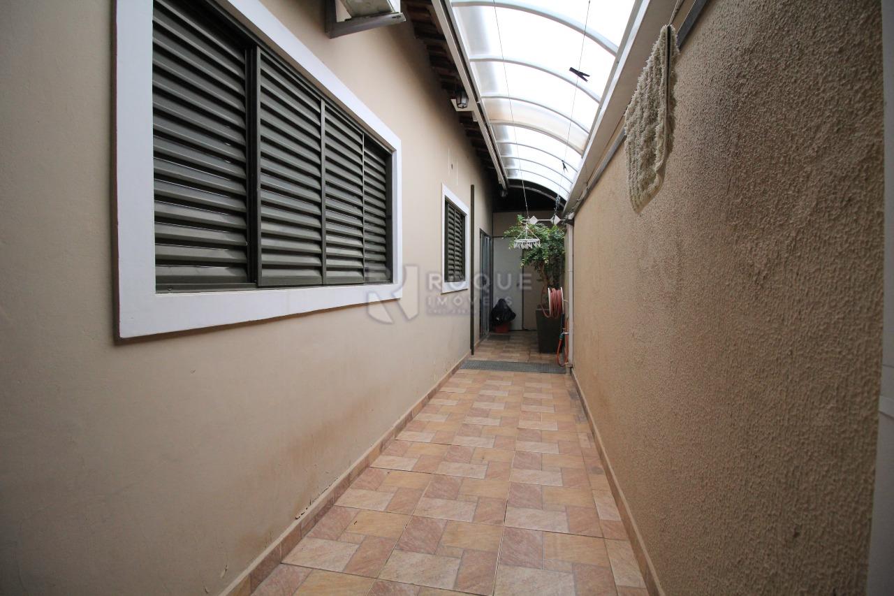 Casa Residencial à venda no bairro Jardim São Roque: corretor com teto retrátil.