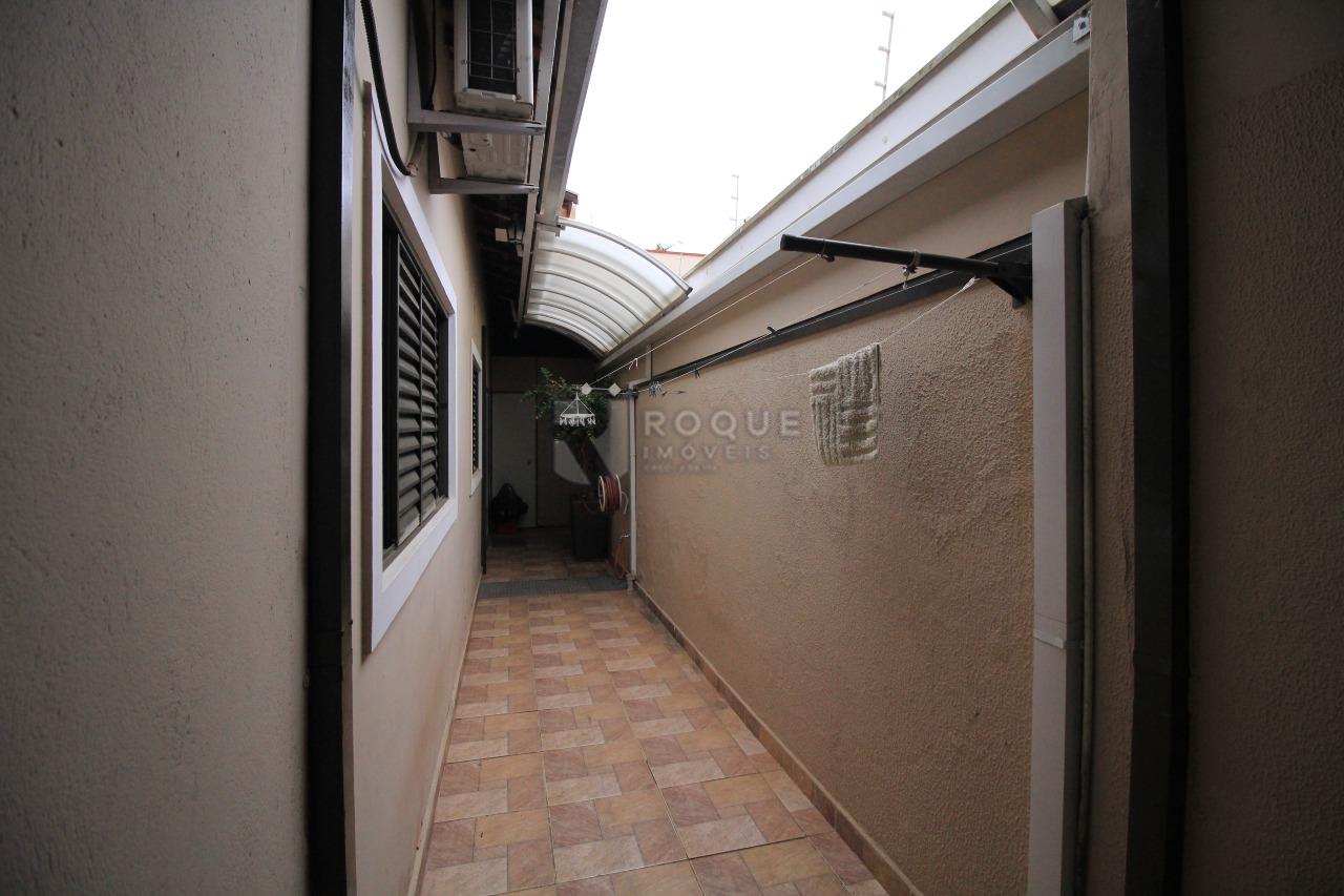 Casa Residencial à venda no bairro Jardim São Roque: Corredor com teto retrátil 