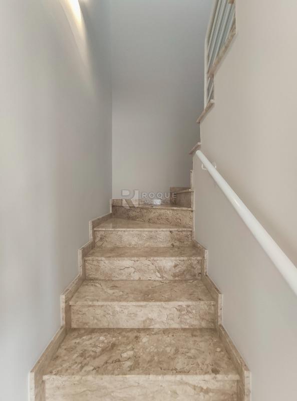 Casa em condomínio para aluguel no bairro Jardim Montezuma: Acesso segundo andar 