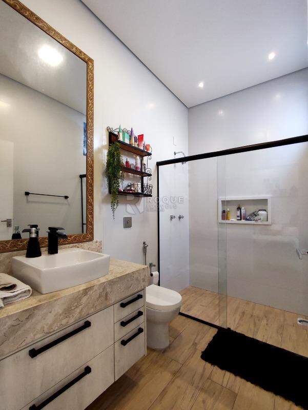 Casa em condomínio à venda no bairro Jardim Florença: WC SUÍTE 2
