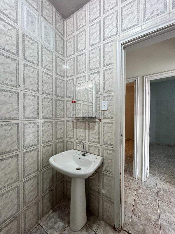 Casa Residencial para aluguel no bairro Vila Cristovam: WC social