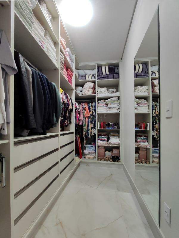 Casa em condomínio à venda no bairro Residenciais Fazenda Itapema: CLOSET