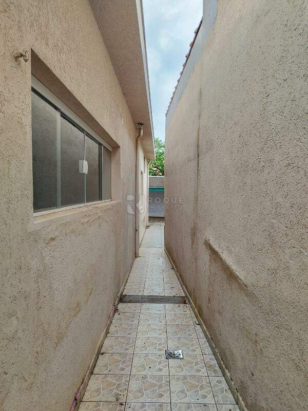 Casa com salão para aluguel no bairro Boa Vista: Corredor lateral 