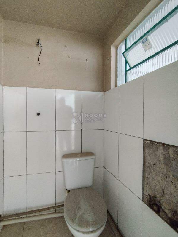 Casa com salão para aluguel no bairro Boa Vista: WC fundo 