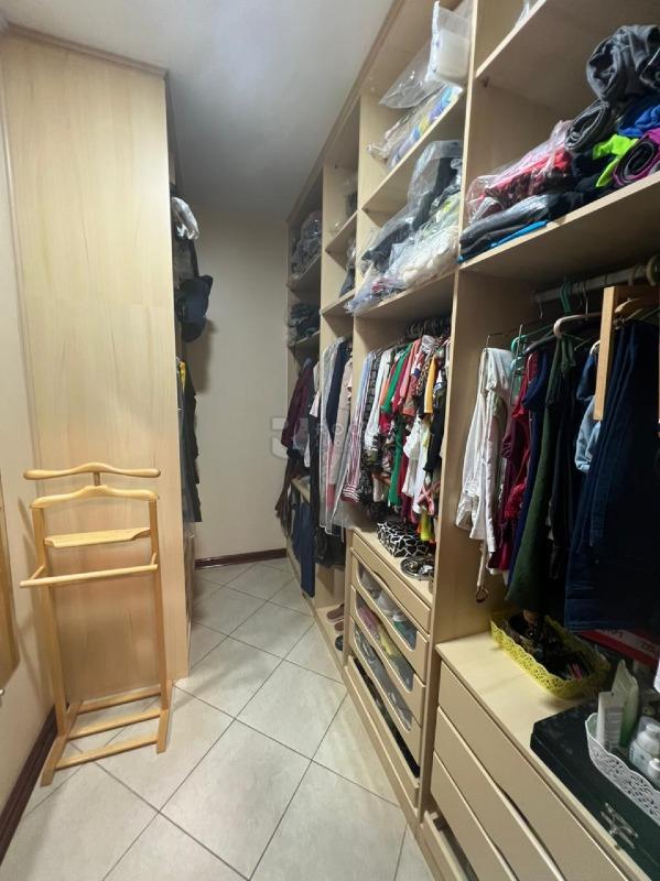 Casa em condomínio à venda no bairro Jardim Itapoã: CLOSET