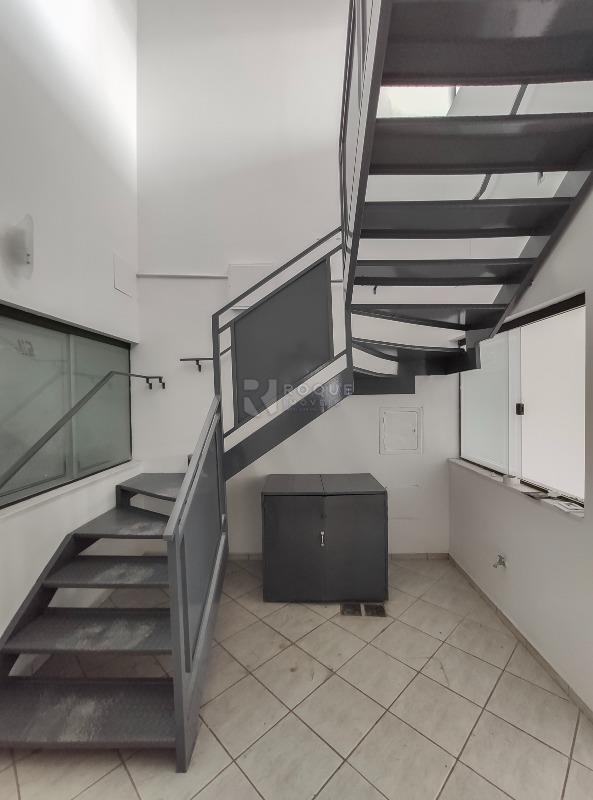 Salas/Conjuntos para aluguel no bairro Centro: Acesso segundo andar 