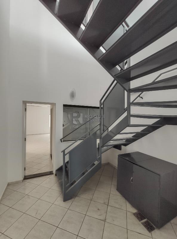 Salas/Conjuntos para aluguel no bairro Centro: Acesso segundo andar 