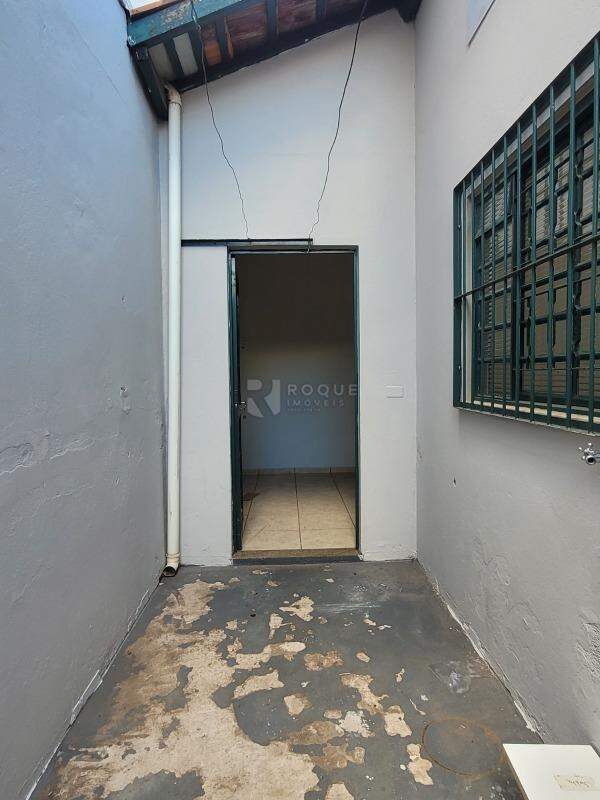 Casa Residencial para aluguel no bairro Vila Cristovam: Hall Fundos