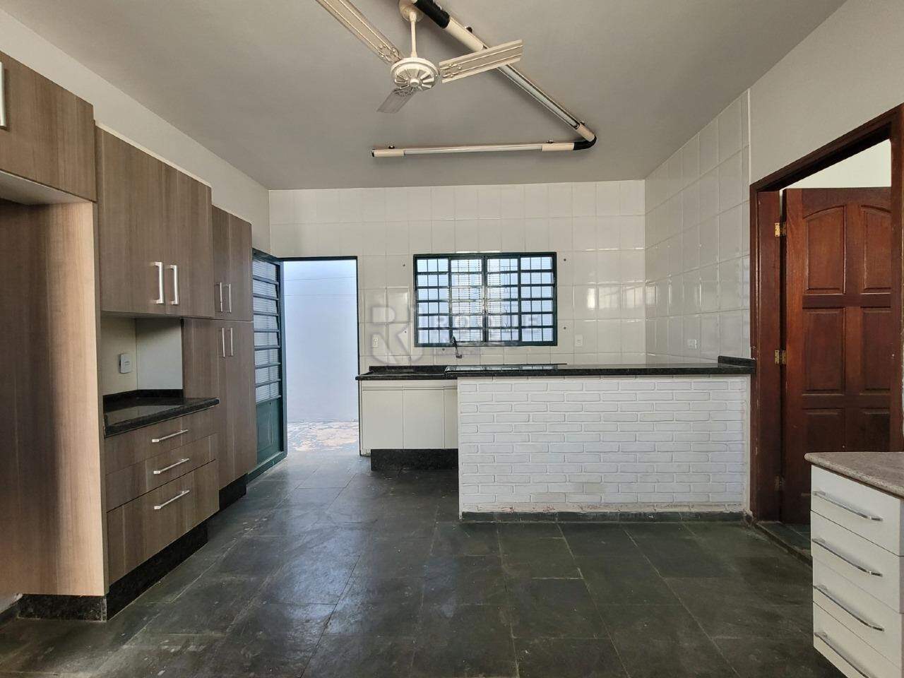 Casa Residencial para aluguel no bairro Vila Cristovam: Cozinha