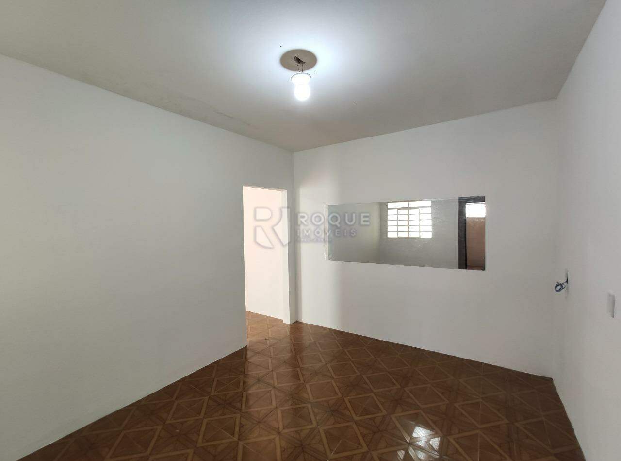Casa Residencial para aluguel no bairro Jardim das Laranjeiras: Cozinha fundo