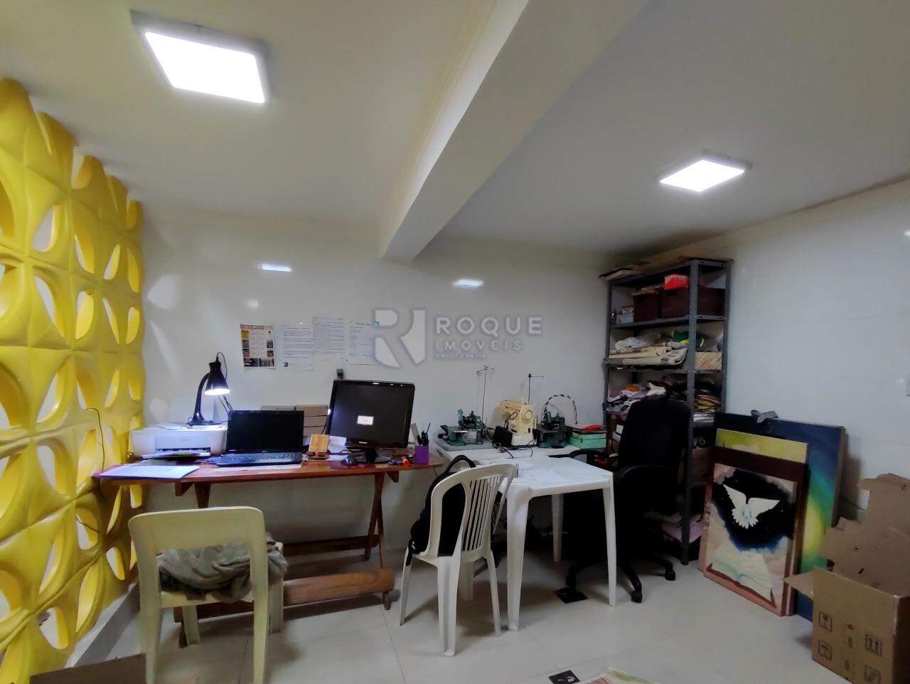 Casa Residencial à venda no bairro Jardim São Roque: ESCRITÓRIO