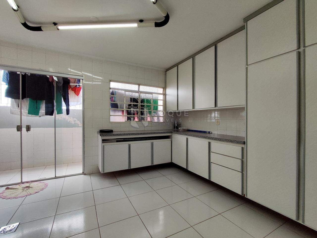 Casa Residencial à venda no bairro Jardim São Roque: ÁREA DE SERVIÇO