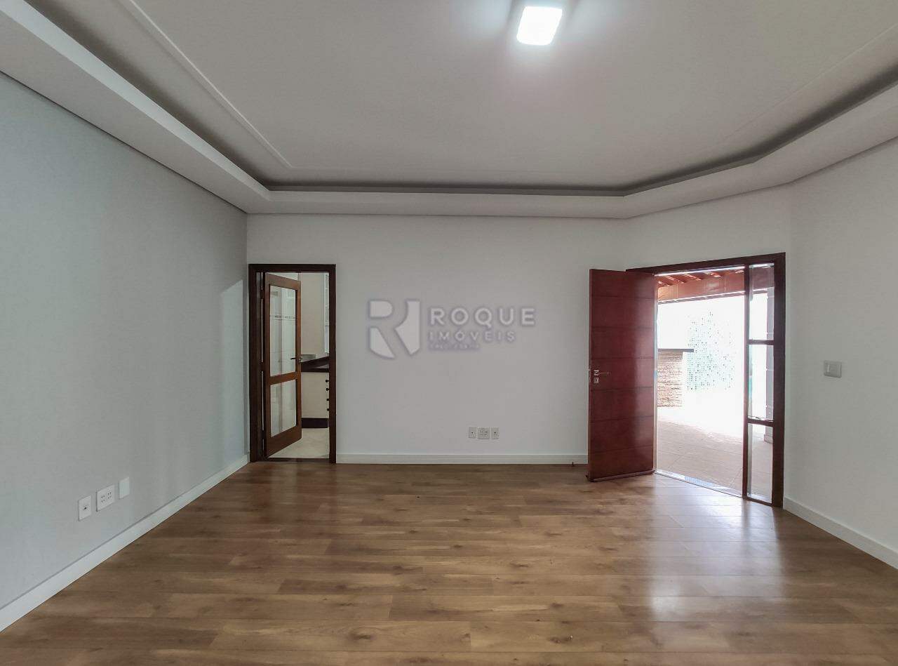 Casa em condomínio à venda no bairro Parque Residencial Roland: Sala 