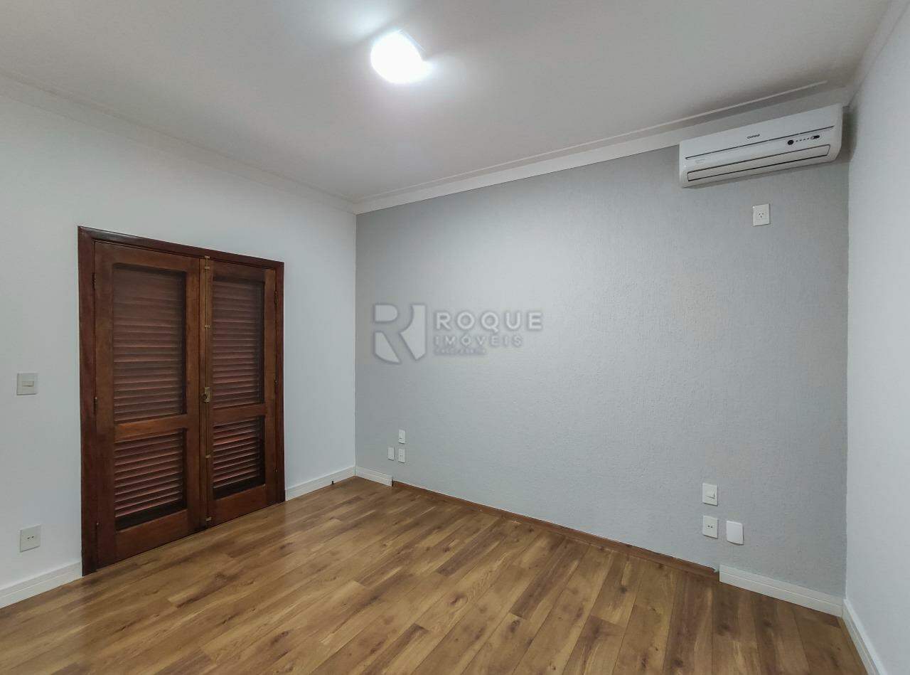 Casa em condomínio à venda no bairro Parque Residencial Roland: Dormitório 3 suíte 