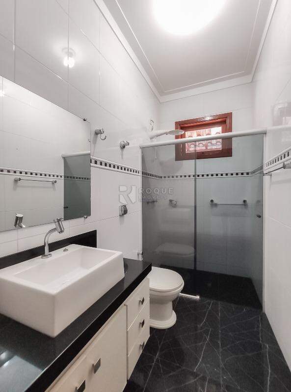 Casa em condomínio à venda no bairro Parque Residencial Roland: WC suíte 