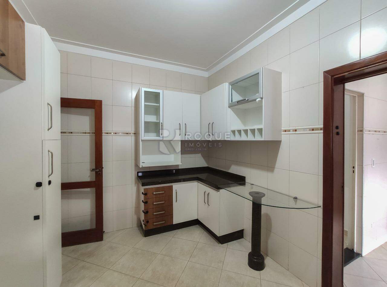 Casa em condomínio à venda no bairro Parque Residencial Roland: Cozinha 