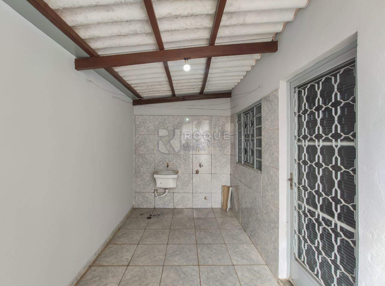 Casa Residencial para aluguel no bairro Jardim Residencial Dona Santina Paroli Peccinini: Área de serviço